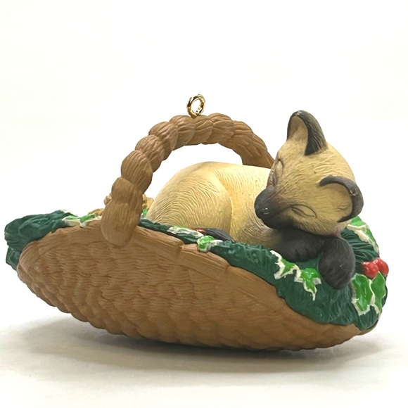 🎄Hallmark Keepsakes Cat Nap 96 Collectable Siamese Cat Basket Christmas Ornament - Picture 3 of 6